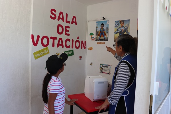 niña en sala de votación interactiva del INE en Aguascalientes