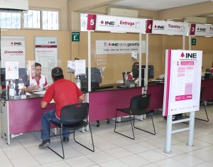 Un hombre sentado dentro del módulo del INE en Baja California Sur