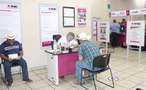 Dos personas siendo tramitando su credencial para votar en Baja California Sur
