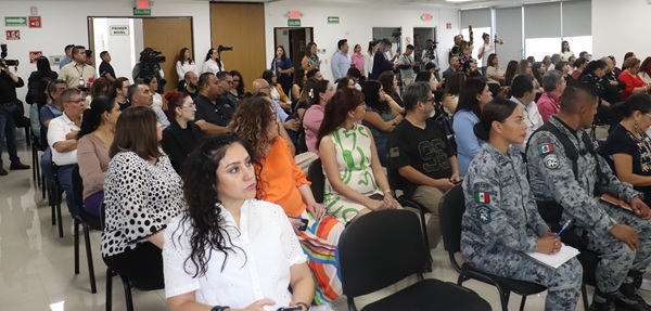 personas sentadas escuchando una explicación de la consulta infantil en Sonora