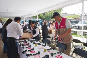 personal del INE Estado de México durante registro de militantes
