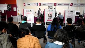 personas sentadas en módulo del INE en Estado de México