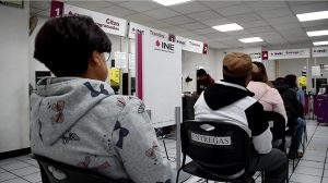personas sentadas esperando trámite en módulo del INE en Estado de México