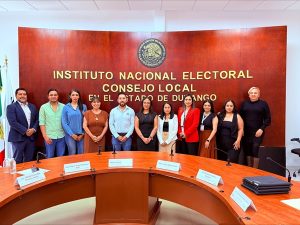 personas durante la firma de Convenio en capacitación a trans y no binarios
