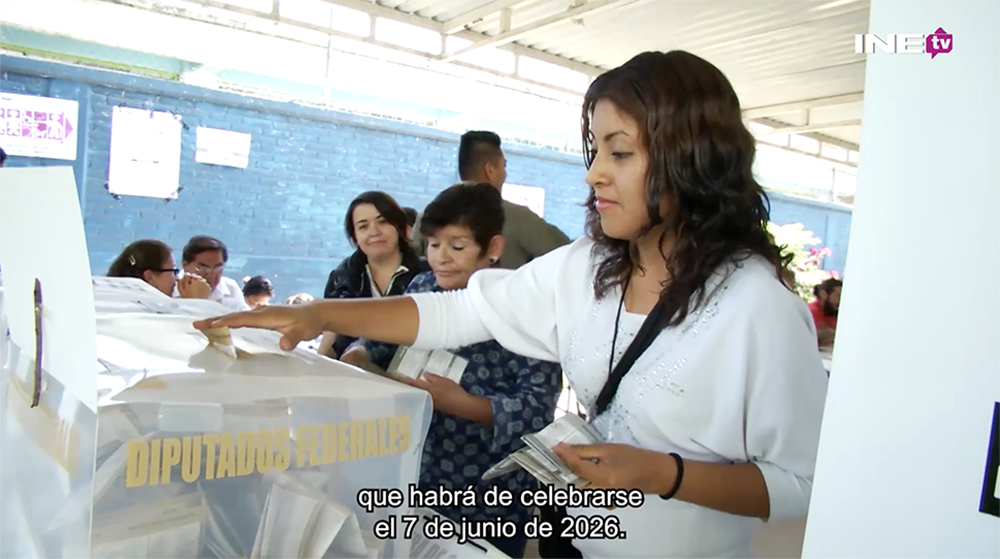 Muchacha en la casilla electoral ejerciendo su voto