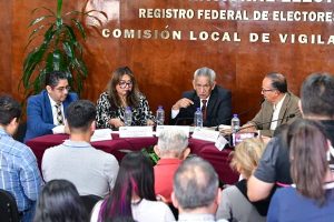 Varias personas en reunión de trabajo en Consejo Local del INE en Veracruz