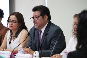 Hombre sentado frente a un micrófono