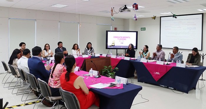 Reunión de personas para conocer resultados de la Consulta Infantil en Guanajuato