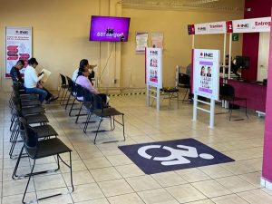 personas esperando ser atendidas en el Módulo del INE en Guanajuato