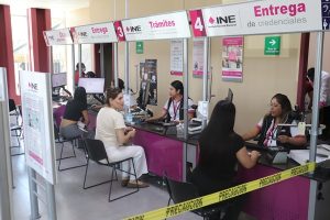 personas en módulo del INE en Baja California