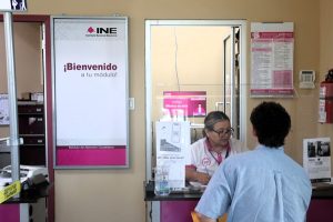 un hombre tramitando su credencial para votar en Baja California