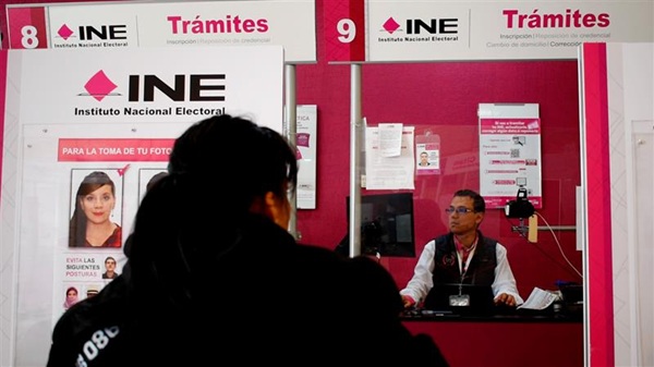 Personal de Módulo en INE Estado de México atendiendo a una mujer