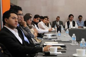 personas jóvenes escuchando