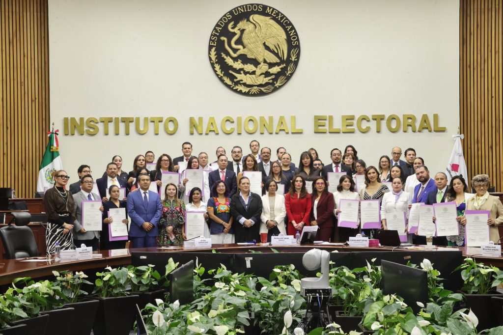 INE) entregó las constancias de mayoría, en cumplimiento a sentencias dictadas por la Sala Superior del Tribunal Electoral del Poder Judicial de la Federación (TEPJF), a 45 candidaturas electas para los cargos de Magistradas y Magistrados de Circuito