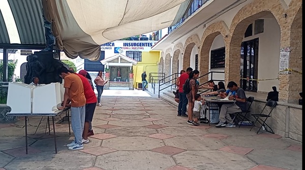 Gente votando en Morelos