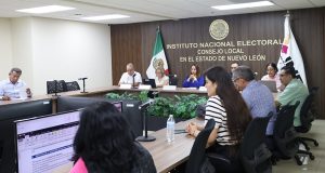 personas en una reunión en el Consejo Local del INE en Nuevo León