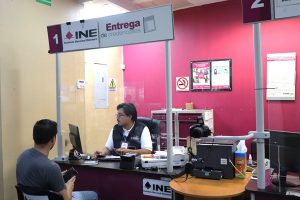hombres al interior de un módulo del INE en Nuevo León