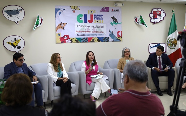 Mujer hablando atreves de micrófono en mano