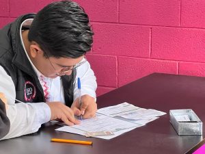 persona funcionaria del INE en Querétaro llenado formato de solicitud