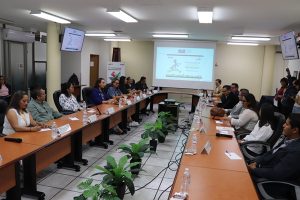 personas reunidas en el Consejo Local del INE en Michoacán