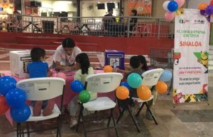 personas menores de edad sentados alrededor de una mesa