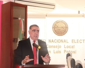 Hombre explicando en tema de Reforma Electoral