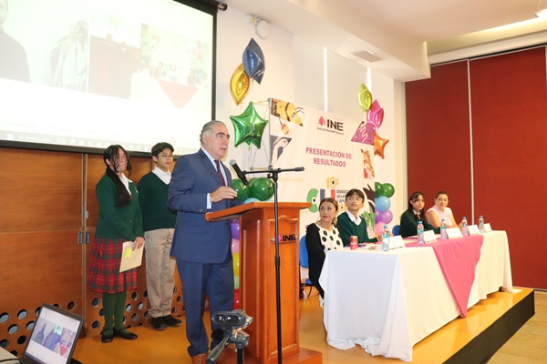 hombre de pie hablando frente a un micrófono