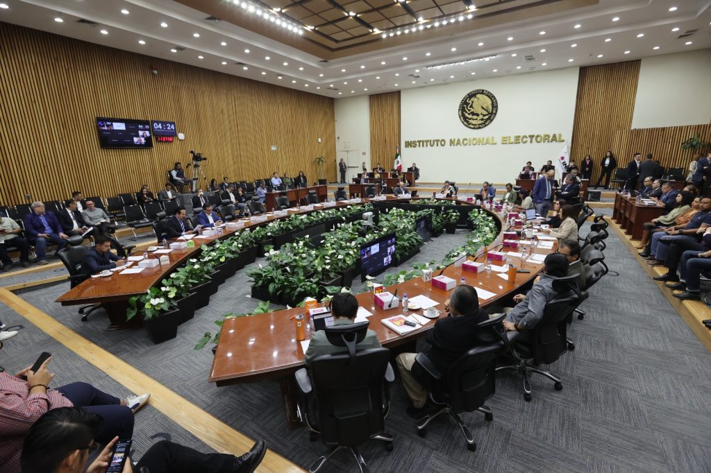 Salón del Consejo General del INE en sesión