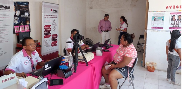 Mujer tramitando credencial para votar en Tabasco