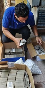 Hombre tomando credenciales sin validez