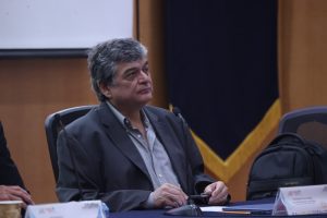 Consejero Electoral, Uuc-Kib Espadas sentado en auditorio de la UNAM para exponer temas de democracia