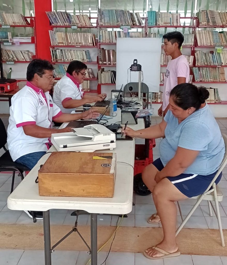 Personas tramitando credencial para votar en módulo del INE en Yucatán