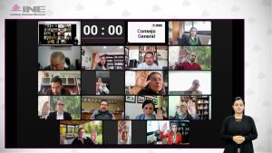 Pantalla con recuadros de las personas Consejeras Electorales y representantes de partidos políticos participando en la Sesión.