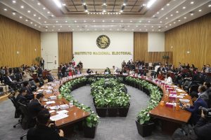 Salón de sesiones con la participación de las personas Consejeras Electorales y representantes de partidos políticos.