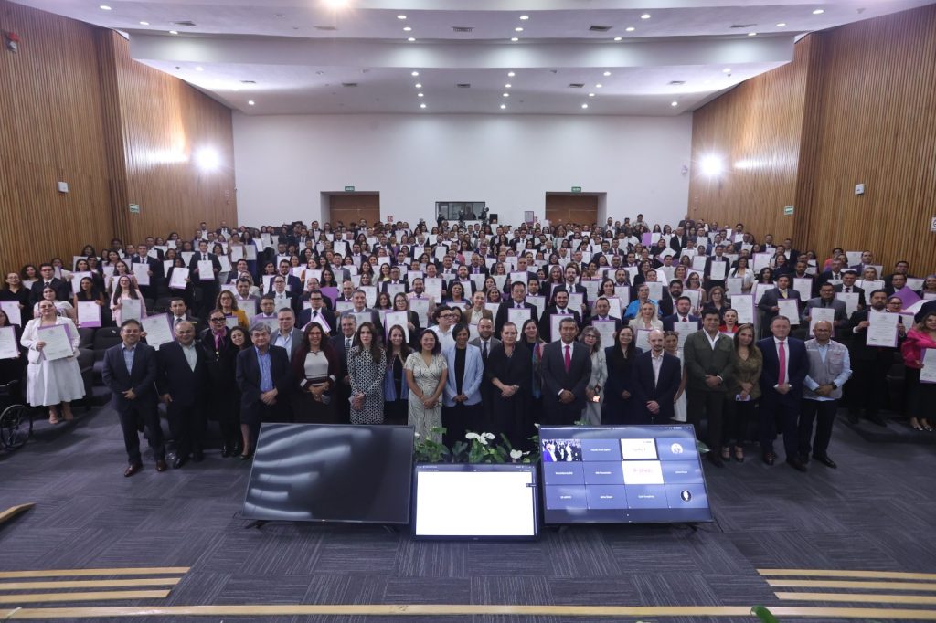 Imagen abierta en el auditorio del instituto con Consejeros Electorales y las personas electas para Magistrados y Jueces.