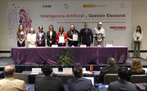 Personas participantes en el evento posando con el memorándum en las manos.