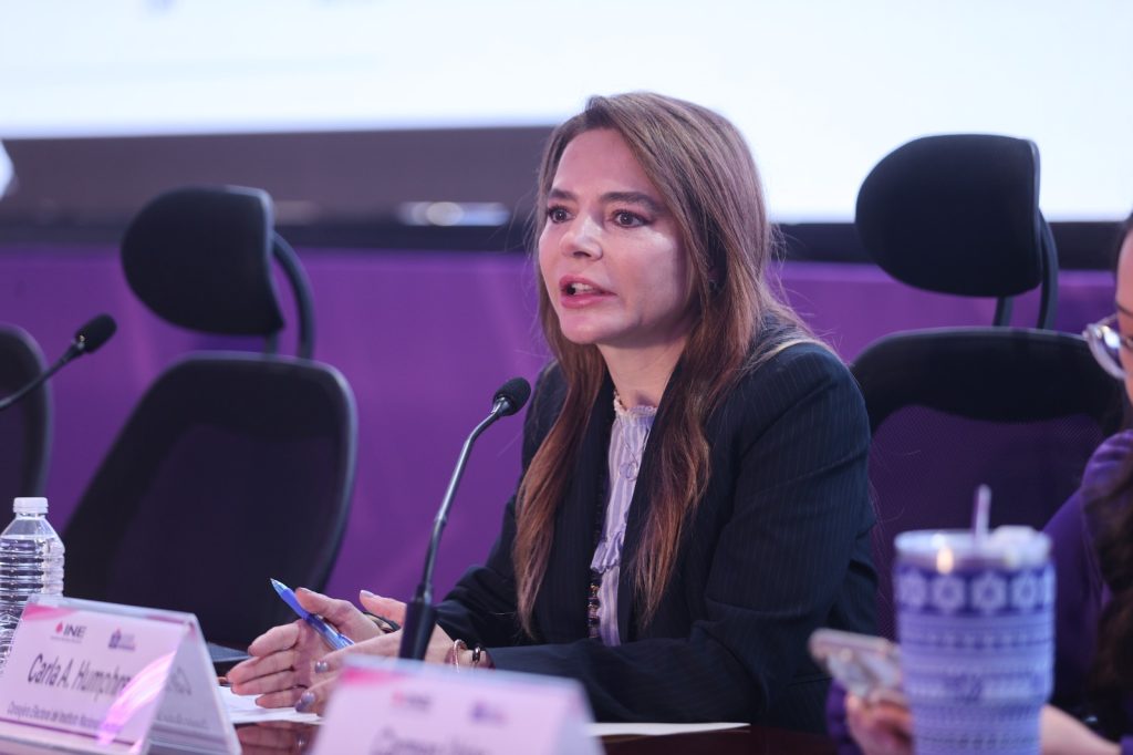 Carla Humphrey Jordan, Consejera Electoral y Presidenta de la Comisión de Fiscalización en su participación en la conferencia.