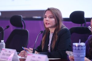 Carla Humphrey Jordan, Consejera Electoral y Presidenta de la Comisión de Fiscalización en su participación en la conferencia.