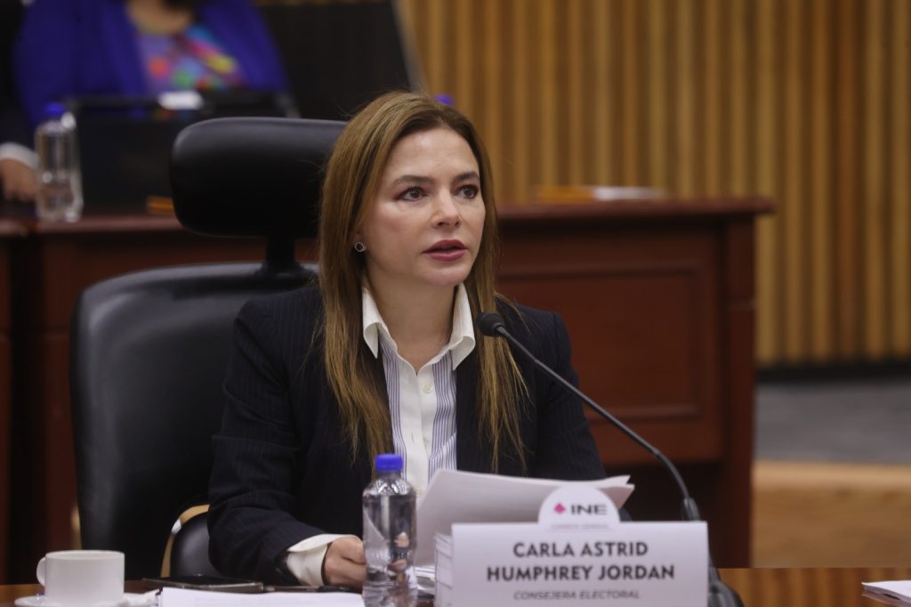 Carla Humphrey Jordan, Consejera Electoral en su participación en la sesión.