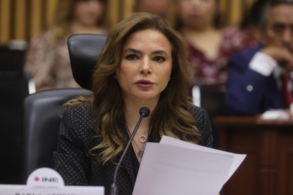 Carla Humphrey Jordan, Consejera Electoral en su participación en la sesión.