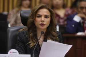 Carla Humphrey Jordan, Consejera Electoral en su participación en la sesión.