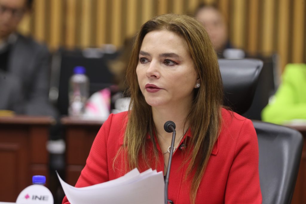 Carla Humphrey Jordan, Consejera Electoral en su participación en la sesión.