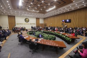 Salón de sesiones con la participación de las personas Consejeras Electorales.