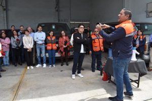 varias personas escuchando a una persona brigadista