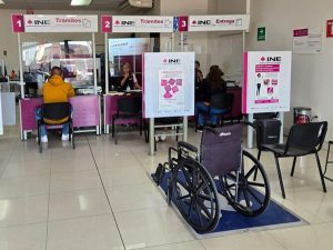 Silla de ruedas al interior de módulo del INE