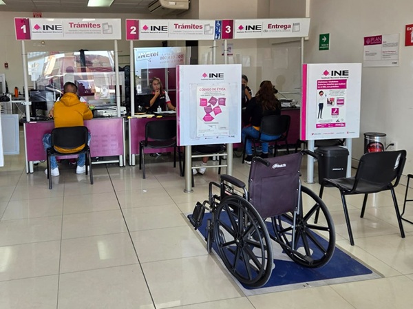 Silla de ruedas al interior de módulo del INE 