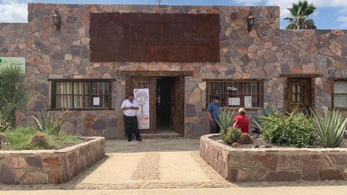 exterior de una casa de piedra con jardineras