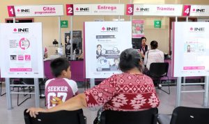 mujer adulta mayor sentada frente a un estante