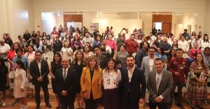 varias personas de pie en un salón