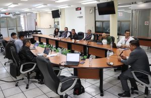 personas en una reunión de trabajo